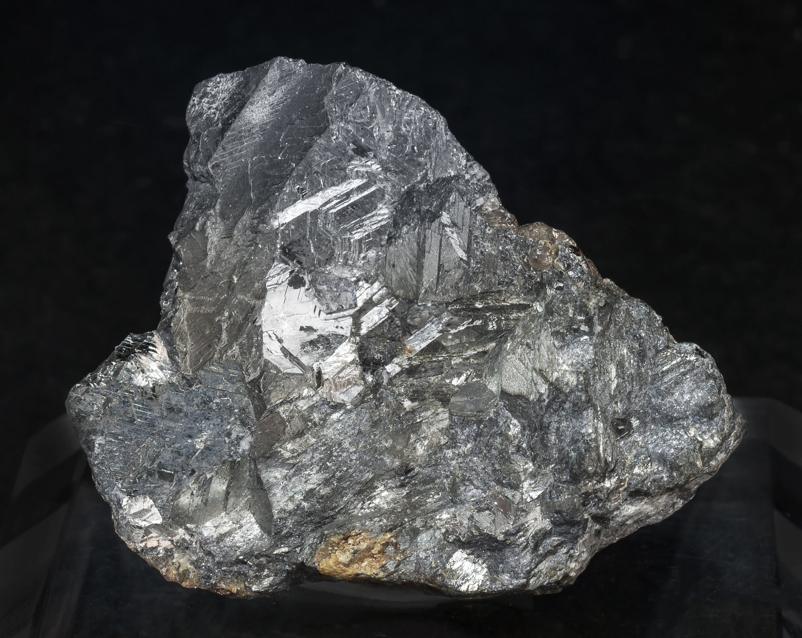 El antimonio se encuentra combinado con otras sustancias formando compuestos que se pueden encontrar en minerales. Foto: Fabre minerals   