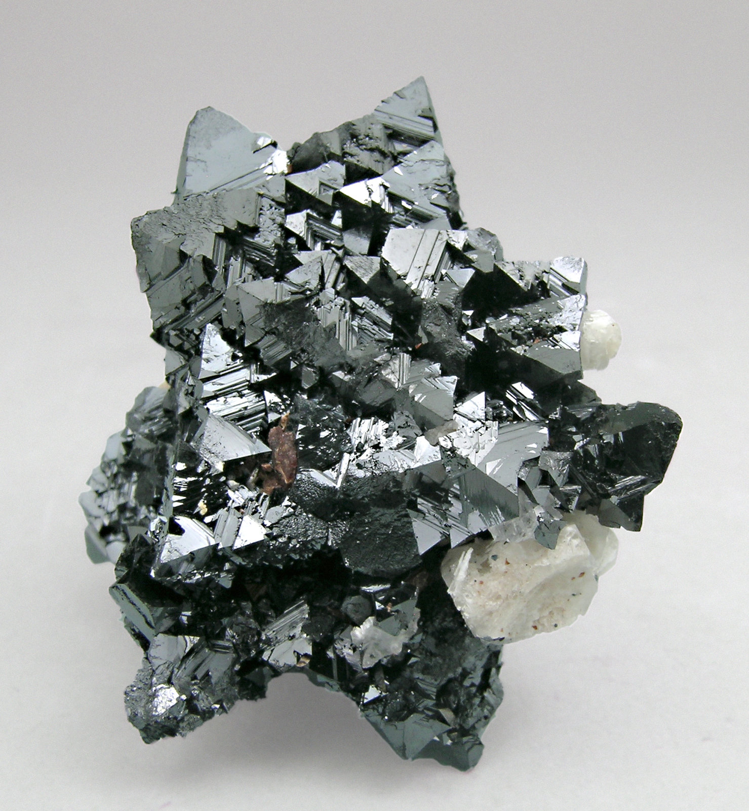 Металл это природный ресурс. Гаусманит минерал. Силикат магния. Силикат кальция минерал. Магний металл.